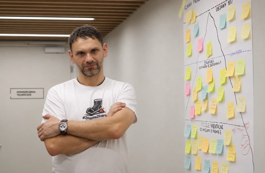 Krzysztof Skrzypczak przy ścianie Kliniki Procesowej z Górą Lodową: objawy, struktura, modele mentalne