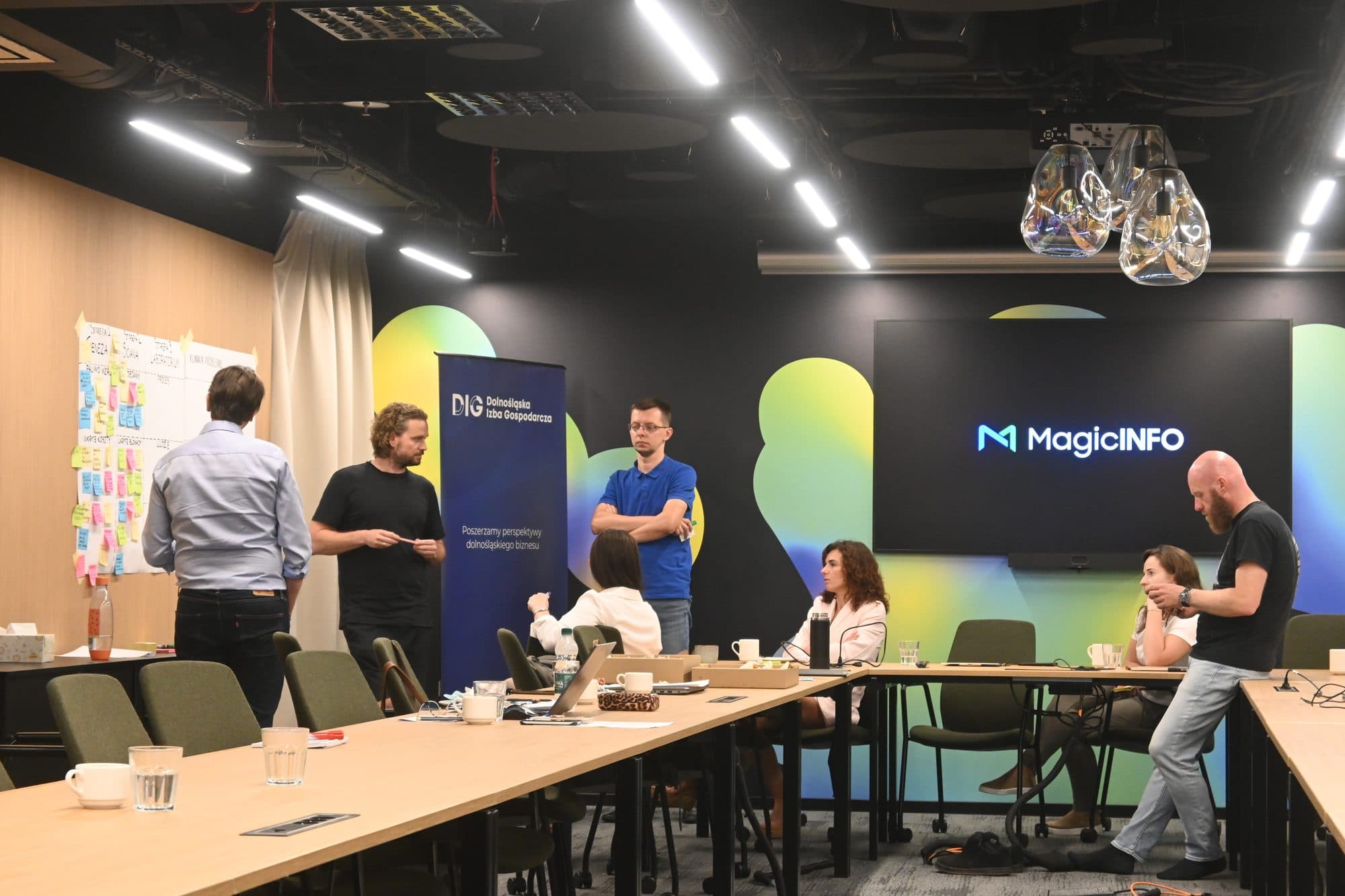 Uczestnicy POST-CI LAB w siedzibie Dolnośląskiej Izby Gospodarczej przy prezentacji MagicINFO