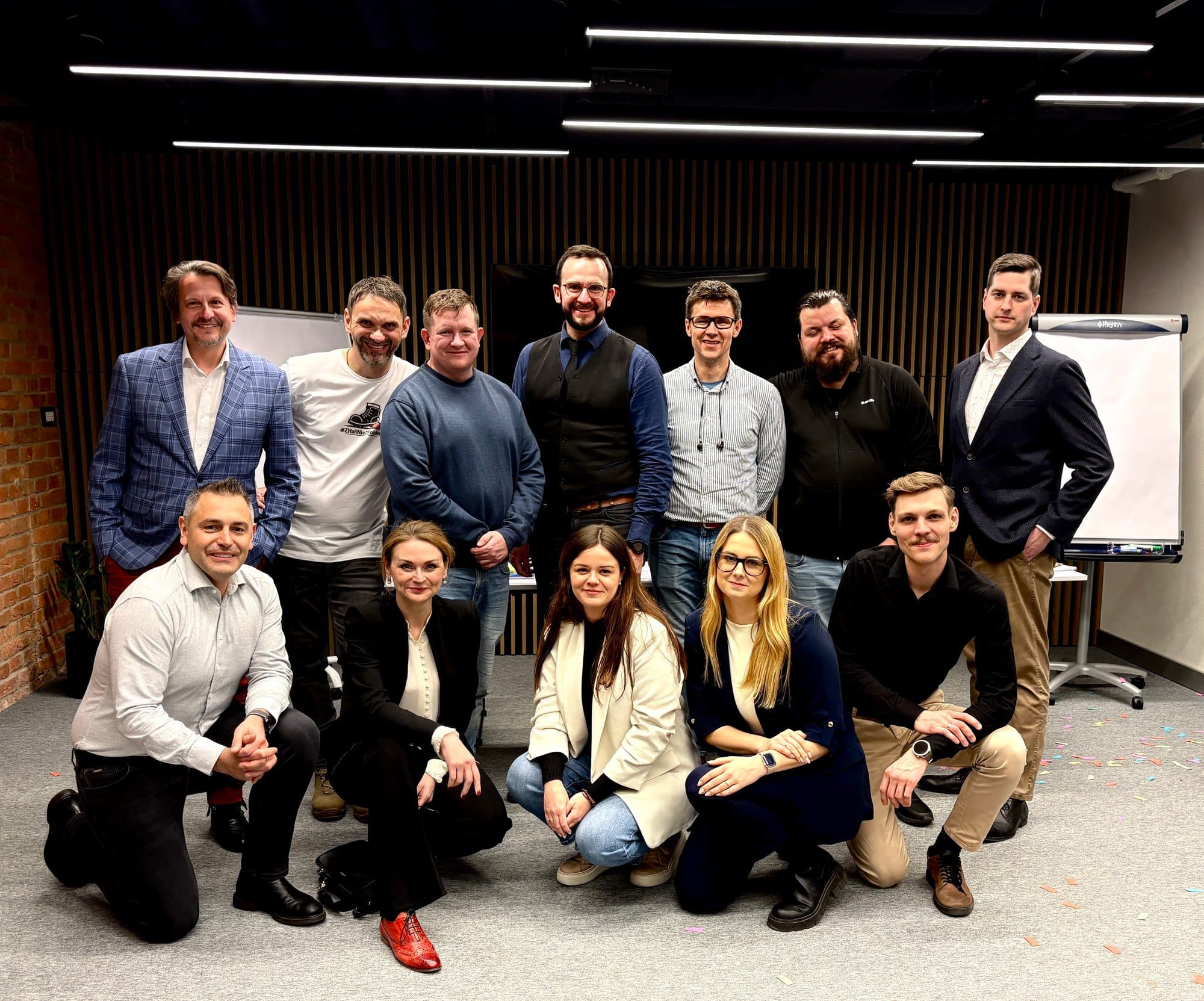 Grupa specjalistów POST-CI LAB pozuje wspólnie po zakończonej edycji