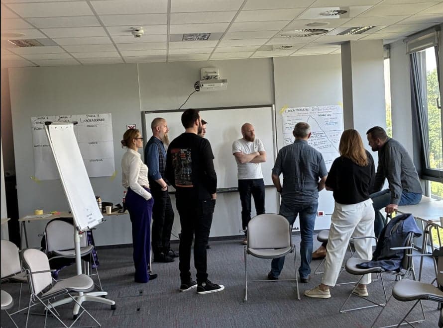 Zespół specjalistów POST-CI LAB pracuje wspólnie przy tablicy z Master Mapą